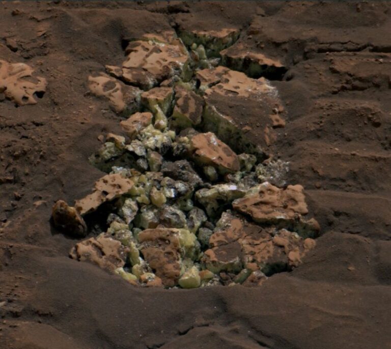 Curiosity’nin ‘çatlattığı’ Mars kayasının içinden kristaller çıktı